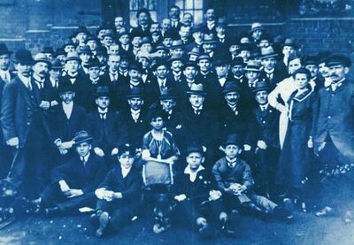 W pierwszym rzędzie trzeci od strony lewej siedzi Emil Walesa Emil – zdjęcie ze zbiorów Muzeum w Chorzowie.