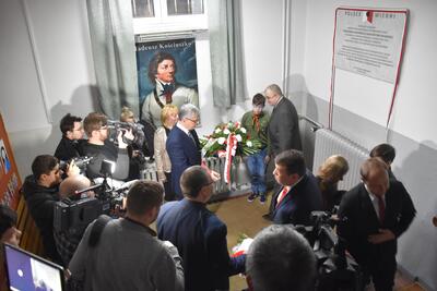 Odsłonięcie tablicy upamiętniającej członków Podziemnej Organizacji Harcerstwa Polskiego w Chorzowie.