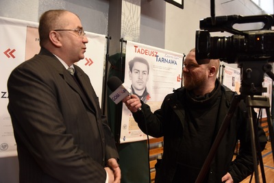 Odsłonięcie tablicy upamiętniającej członków Podziemnej Organizacji Harcerstwa Polskiego w Chorzowie.