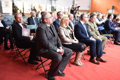 Odsłonięcie tablicy upamiętniającej członków Podziemnej Organizacji Harcerstwa Polskiego w Chorzowie.