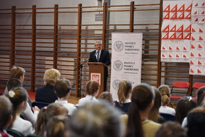 Odsłonięcie tablicy upamiętniającej członków Podziemnej Organizacji Harcerstwa Polskiego w Chorzowie.