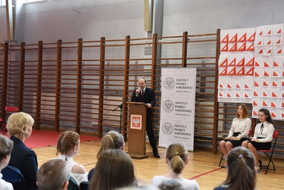 Odsłonięcie tablicy upamiętniającej członków Podziemnej Organizacji Harcerstwa Polskiego w Chorzowie.