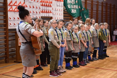 Odsłonięcie tablicy upamiętniającej członków Podziemnej Organizacji Harcerstwa Polskiego w Chorzowie.