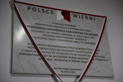 Odsłonięcie tablicy upamiętniającej członków Podziemnej Organizacji Harcerstwa Polskiego w Chorzowie.