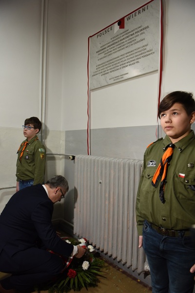 Odsłonięcie tablicy upamiętniającej członków Podziemnej Organizacji Harcerstwa Polskiego w Chorzowie.