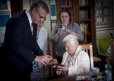 Wręczenie Krzyża Wolności i Solidarności w Andrychowie 30 czerwca 2020 r. (Fot. K. Liszka).