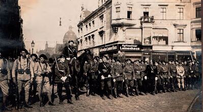 Francuzi na Rynku w Katowicach w 1920 r. Fot. ze zbiorów Archiwum Archidiecezjalnego w Katowicach.