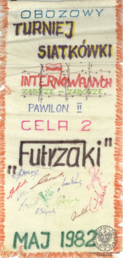 Proporczyk z obozowego turnieju siatkówki zachowany w aktach Andrzeja Stralera, internowanego w Zabrzu-Zaborzu (AIPN Ka 043/1201, k. 7/4).