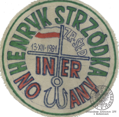 Emblemat Henryka Strzódki, wiceprzewodniczącego Zarządu Regionu Śląsko-Dąbrowskiego NSZZ „Solidarność”, internowanego m.in. w Zabrzu-Zaborzu i Łupkowie (AIPN Ka 439/130, k. 2).