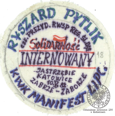 Emblematy Ryszarda Pytlika, pracownika KWK „Manifest Lipcowy” i członka prezydium Rady Współpracy Samorządów Pracowniczych Regionu Śląsko-Dąbrowskiego, internowanego w Zabrzu-Zaborzu (AIPN Ka 043/525, t. 1, k. 18–19).