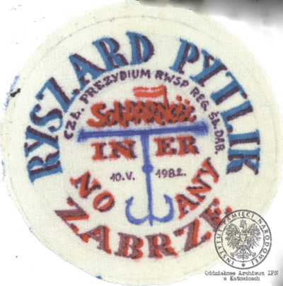 Emblematy Ryszarda Pytlika, pracownika KWK „Manifest Lipcowy” i członka prezydium Rady Współpracy Samorządów Pracowniczych Regionu Śląsko-Dąbrowskiego, internowanego w Zabrzu-Zaborzu (AIPN Ka 043/525, t. 1, k. 18–19).