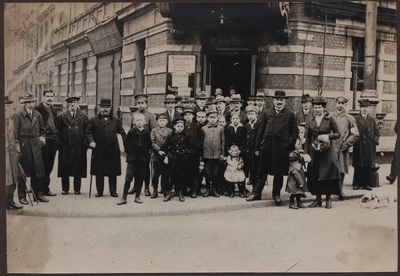 Grupa głosujących przed jednym z lokali wyborczych w Katowicach (zbiory Archiwum Państwowego w Katowicach).