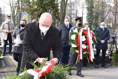 Złożenie kwiatów na grobie Wojciecha Korfantego na katowickim cmentarzu przy ul. Francuskiej. Fot. M. Kobylańska