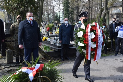 Złożenie kwiatów na grobie Wojciecha Korfantego na katowickim cmentarzu przy ul. Francuskiej. Fot. M. Kobylańska