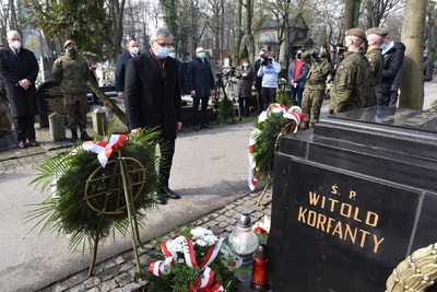 Złożenie kwiatów na grobie Wojciecha Korfantego na katowickim cmentarzu przy ul. Francuskiej. Fot. M. Kobylańska