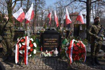 Złożenie kwiatów na grobie Wojciecha Korfantego na katowickim cmentarzu przy ul. Francuskiej. Fot. M. Kobylańska