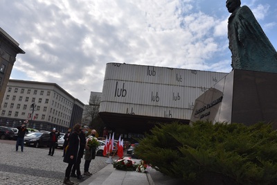 Delegacja IPN – dr Andrzej Sznajder, Ryszard Mozgol oraz Aleksandra Korol-Chudy złożyli kwiaty pod pomnikiem Wojciecha Korfantego. Fot. M. Kobylańska