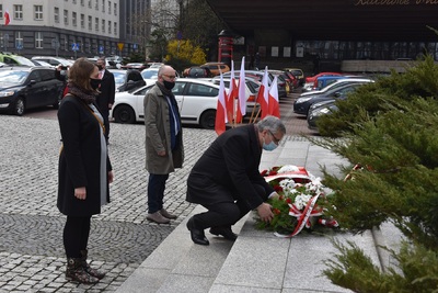 Delegacja IPN – dr Andrzej Sznajder, Ryszard Mozgol oraz Aleksandra Korol-Chudy złożyli kwiaty pod pomnikiem Wojciecha Korfantego. Fot. M. Kobylańska