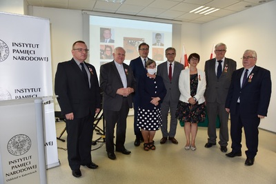 Od lewej: Grzegorz Grześkowiak, ks. dr Andrzej Suchoń, dr Jarosław Szarek, prof. Joanna Januszewska-Jurkiewicz, dr Andrzej Sznajder, Ewelina Kosałka-Passia, mec. Andrzej Sikora, Stanisław Płatek.