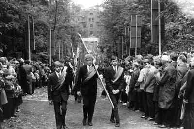 Męska pielgrzymka do Piekar Śląskich w 1973 r., procesja na wzgórze kalwaryjskie