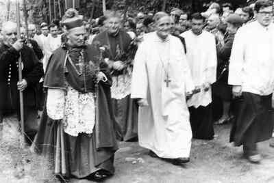 Męska pielgrzymka do Piekar Śląskich w 1973 r., procesja na wzgórze kalwaryjskie; na zdjęciu m.in. kard. Karol Wojtyła, bp Herbert Bednorz oraz br. Roger Schütz
