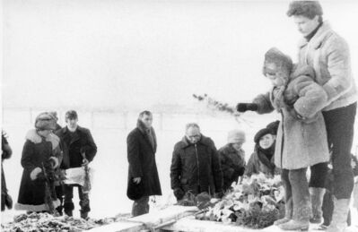 Uroczystości pogrzebowe Ryszarda Gzika, górnika, który został zastrzelony podczas pacyfikacji KWK „Wujek” (AIPN Ka 063/154, k. 115)