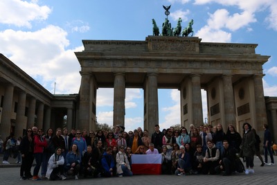 Wspólne zdjęcie pod Bramą Brandenburską w Berlinie.