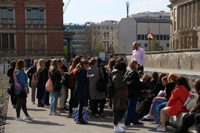 Berlin - zwiedzanie fragmentów Muru Berlińskiego oraz pozostałości po więzieniu Gestapo - "Muzeum Topografia Terroru".
