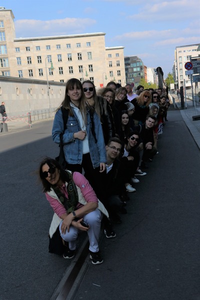 Jedną nogą w Berlinie Zachodnim, drugą - we Wschodnim.