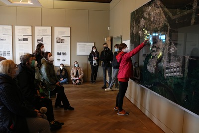 Zwiedzanie wystawy stałej w budynku komendantury obozu (Miejsce Pamięci i Przestrogi Ravensbruck).
