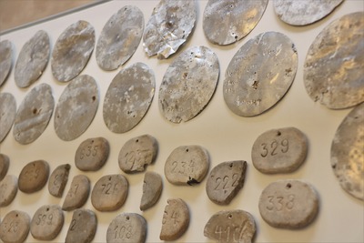 Tabliczki szamotowe z urn (Miejsce Pamięci i Przestrogi Ravensbruck).