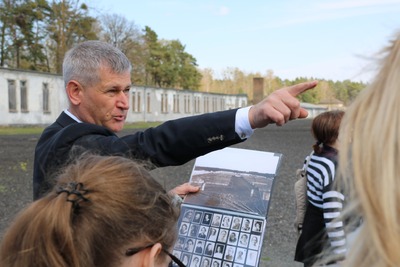 Paweł Woźniak oprowadza po terenie obozu (Miejsce Pamięci i Przestrogi Ravensbrück ).