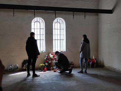 Więzienie Plotzensee - złożenie kwiatów i zapalenie zniczy.