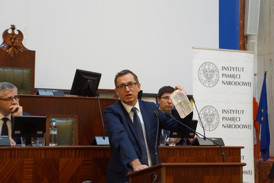 Prezes IPN - dr Jarosław Szarek.