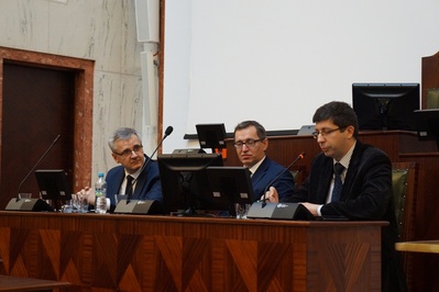 Od prawej: dr hab. Adam Dziurok, dr Jarosław Szarek, dr Andrzej Sznajder.