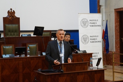 Prok. Andrzej Pozorski (Dyrektor Głównej Komisji Ścigania Zbrodni przeciwko Narodowi Polskiemu – Zastępca Prokuratora Generalnego).