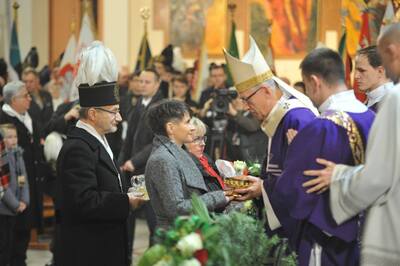Oficjalne uroczystości upamiętniające 35. rocznicę pacyfikacji kopalni Wujek rozpoczęły się mszą św. w kościele Podwyższenia Krzyża Świętego. Przewodniczył jej abp Wiktor Skworc.