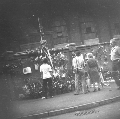 Drewniany krzyż upamiętniający poległych górników, wzniesiony na murowanym ogrodzeniu Kopalni Wujek, zdjęcie niedatowane. sygn. akt IPN Ka 435/58