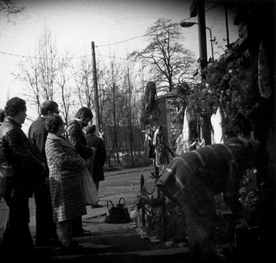 Ludzie zebrani pod krzyżem upamiętniającym poległych górników KWK Wujek, zdjęcie niedatowane. sygn. akt IPN Ka 435/8