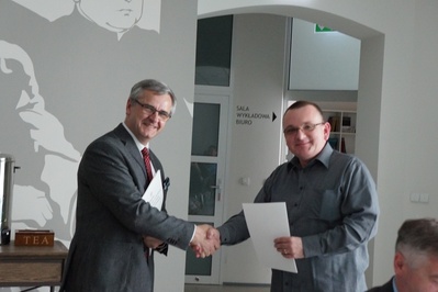 Dr Andrzej Sznajder wręczył akt powołania do KWOPiM Grzegorzowi Grześkowiakowi.