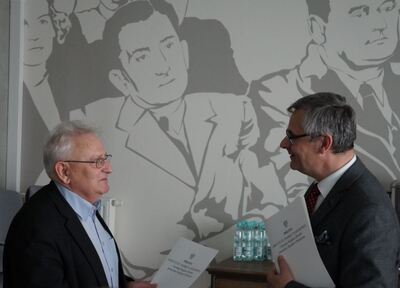 Dyrektor katowickiego OIPN wręczył akt powołania do KOPWiM prof. dr. hab. Antoniemu Barciakowi (WNS UŚ).