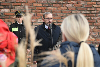 Odsłonięcie tablicy pamiątkowej upamiętniającej niemieckie zastępcze więzienie policyjne „Rosengarten“ i powojenny obóz pracy – Mysłowice - fot.: Krzysztof Łojko