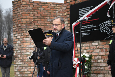 Odsłonięcie tablicy pamiątkowej upamiętniającej niemieckie zastępcze więzienie policyjne „Rosengarten“ i powojenny obóz pracy – Mysłowice - fot.: Krzysztof Łojko