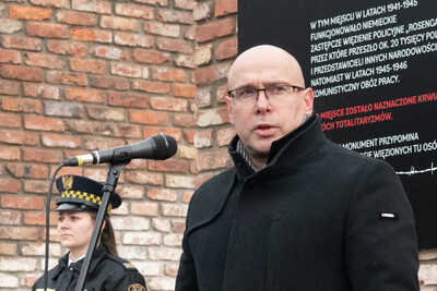 Odsłonięcie tablicy pamiątkowej upamiętniającej niemieckie zastępcze więzienie policyjne „Rosengarten“ i powojenny obóz pracy – Mysłowice - fot.: Krzysztof Łojko