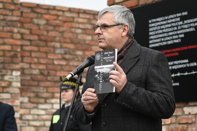 Odsłonięcie tablicy pamiątkowej upamiętniającej niemieckie zastępcze więzienie policyjne „Rosengarten“ i powojenny obóz pracy – Mysłowice - fot.: Krzysztof Łojko