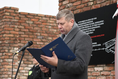Odsłonięcie tablicy pamiątkowej upamiętniającej niemieckie zastępcze więzienie policyjne „Rosengarten“ i powojenny obóz pracy – Mysłowice - fot.: Krzysztof Łojko