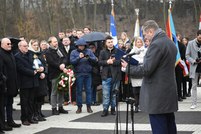 Odsłonięcie tablicy pamiątkowej upamiętniającej niemieckie zastępcze więzienie policyjne „Rosengarten“ i powojenny obóz pracy – Mysłowice - fot.: Krzysztof Łojko