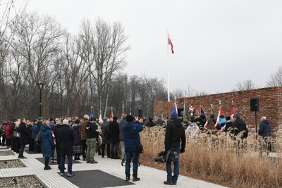 Odsłonięcie tablicy pamiątkowej upamiętniającej niemieckie zastępcze więzienie policyjne „Rosengarten“ i powojenny obóz pracy – Mysłowice - fot.: Krzysztof Łojko