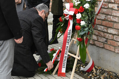 Odsłonięcie tablicy pamiątkowej upamiętniającej niemieckie zastępcze więzienie policyjne „Rosengarten“ i powojenny obóz pracy – Mysłowice - fot.: Krzysztof Łojko