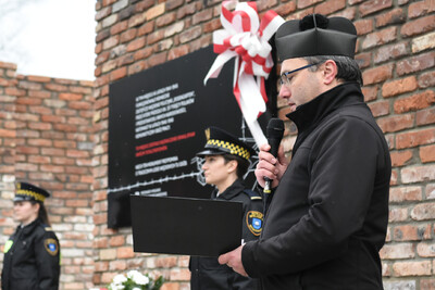Odsłonięcie tablicy pamiątkowej upamiętniającej niemieckie zastępcze więzienie policyjne „Rosengarten“ i powojenny obóz pracy – Mysłowice - fot.: Krzysztof Łojko